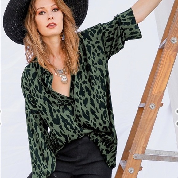 UMGEE Animal Print V-Neck Collar Tunic--Only Small  Left - Picture 4 of 11